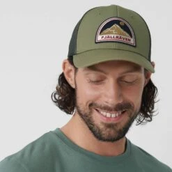 FJÄLLRÄVEN BADGE LÅNGTRADARKEPS Unisex - Cap -Urban Outdoor Verkauf 5637915840 e badge langtradarkeps fjaellraeven 24 1